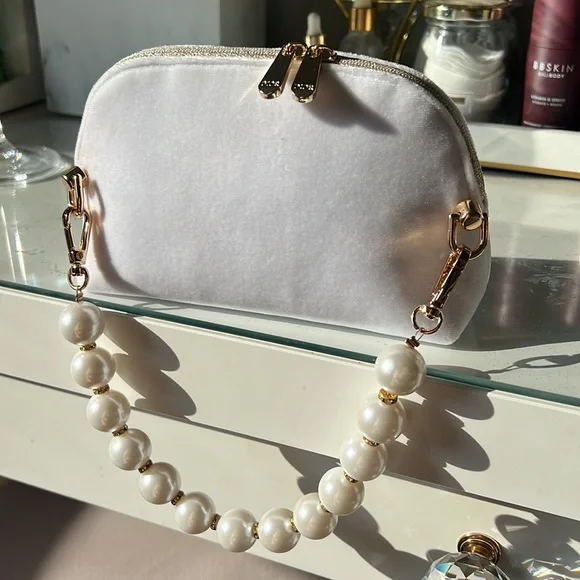 Dior White and Gold Cosmetic Case with Elegant Design - Picture 6 of 11